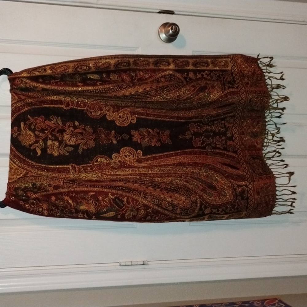 Shimmery Paisley Wrap With Floral Design